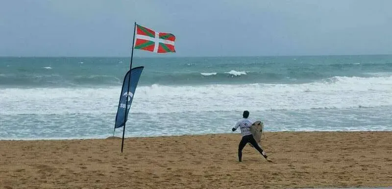 Comment la sophrologie renforce la performance, la résilience et le plaisir de surfer